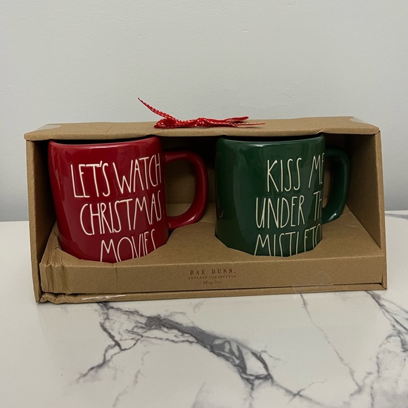New Rae Dunn LET’S WATCH CHRISTMAS MOVIES & KISS ME UNDER THE MISTLETOE Mug Set - Picture 2 of 3